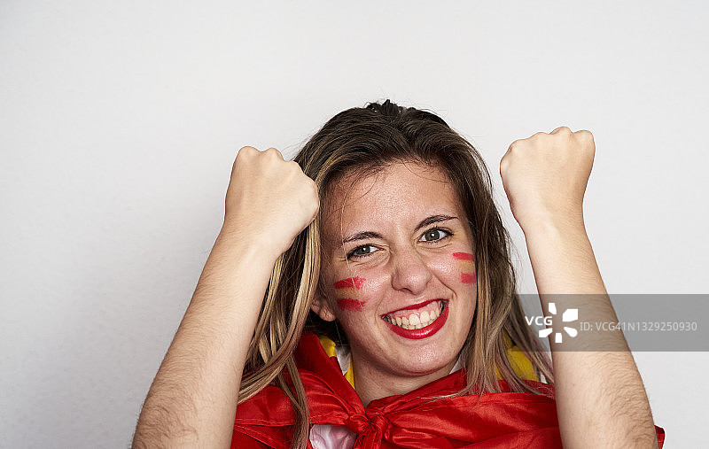 西班牙足球女球迷（面涂国旗）图片素材