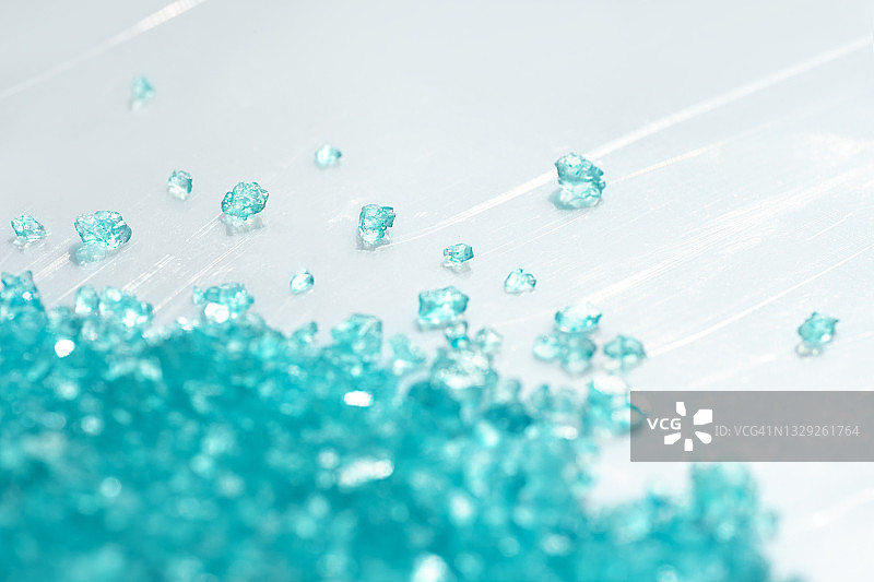 含有天然精油的绿松石蓝色海盐浴盐，特写图片素材