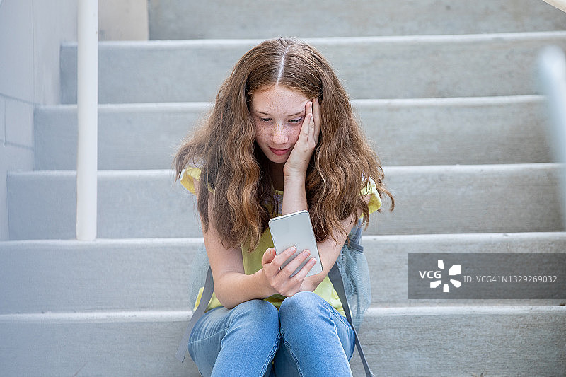 遭受网络欺凌后悲伤的中学女生图片素材