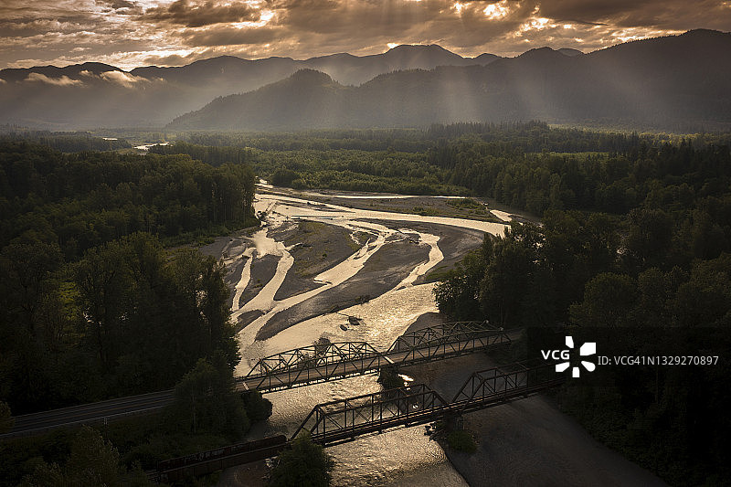 航拍努克萨克河夏季日出图片素材