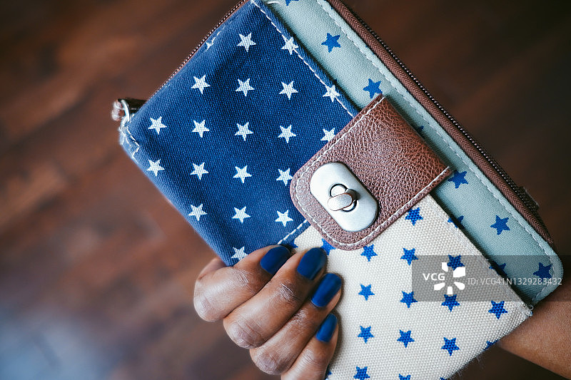 涂蓝色指甲油的女人拿着钱包图片素材