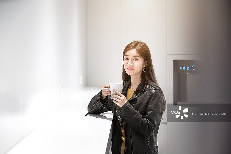 女商人们在茶水间喝咖啡休息图片素材