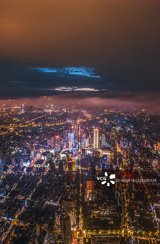 日落时分的现代城市鸟瞰图图片素材