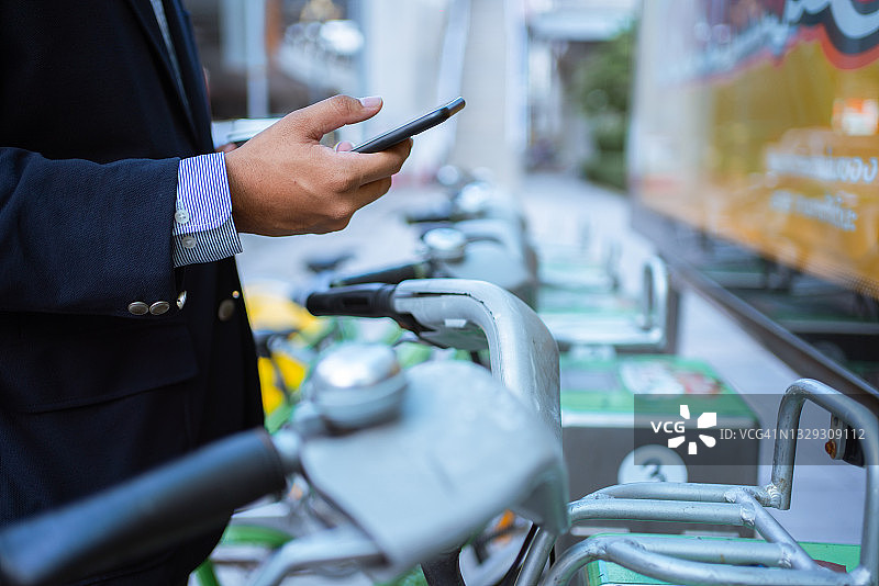 亚洲男人用手机在自动售货机上支付图片素材