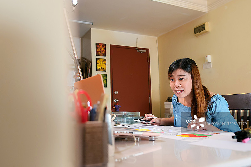 亚洲女教师在家上网教授美术课图片素材