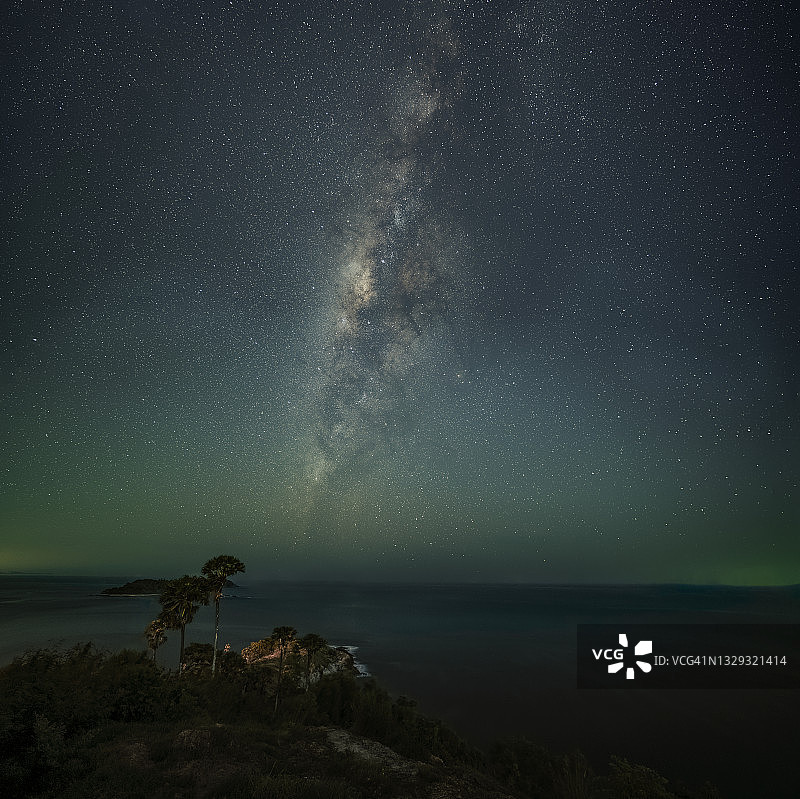 泰国普吉岛好望角上的银河图片素材