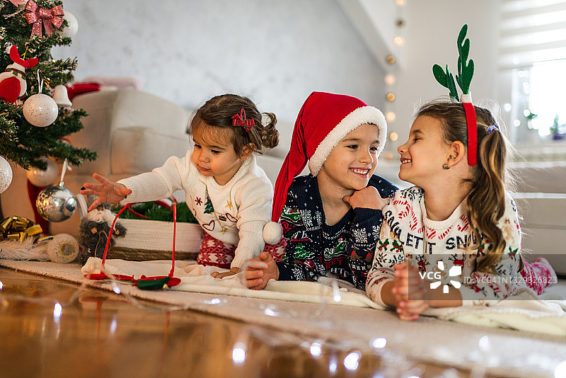 孩子们平安夜快乐图片素材