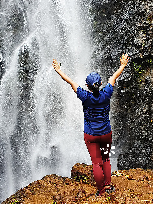 眺望瀑布的女人图片素材