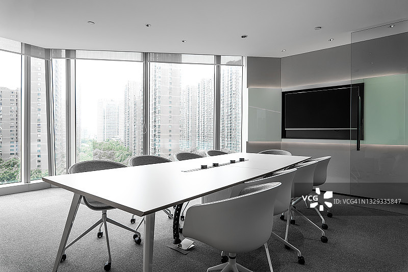 带桌椅的现代会议室图片素材
