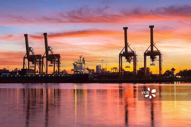曼谷：黄昏时分，造船厂内工作的起重机正在装载桥梁，用作物流进出口背景图片素材