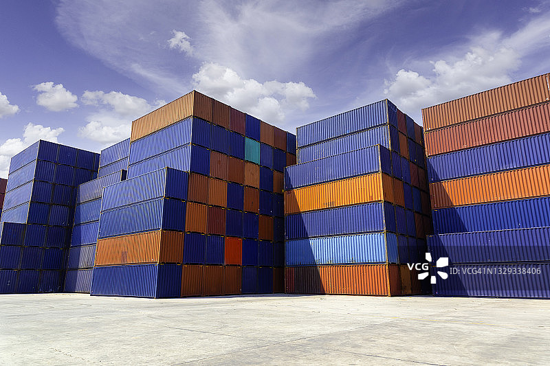 晴天里，造船厂中多个彩色集装箱图片素材