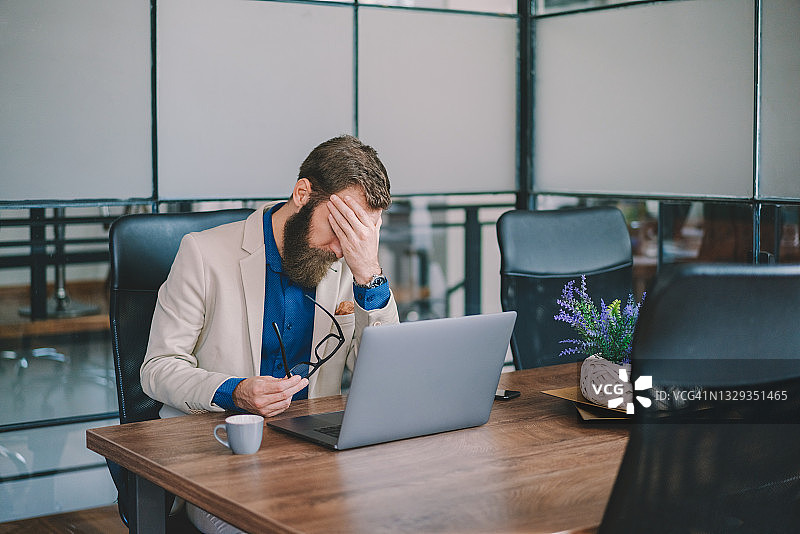 用笔记本电脑工作的商人图片素材