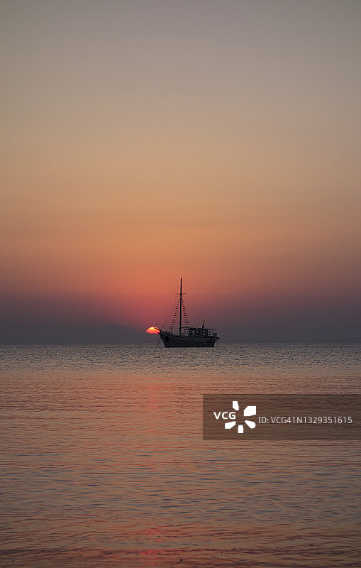 日出时停泊的木船图片素材