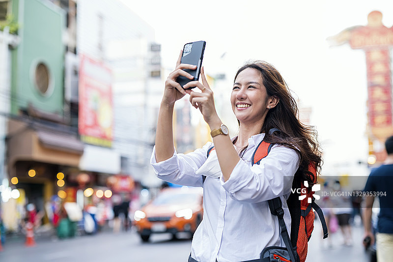 亚洲女性在曼谷唐人街耀华力路市场自拍，享受旅行图片素材