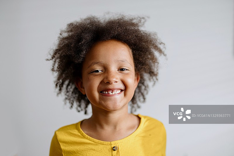 学龄前女孩磨牙的特写图片素材