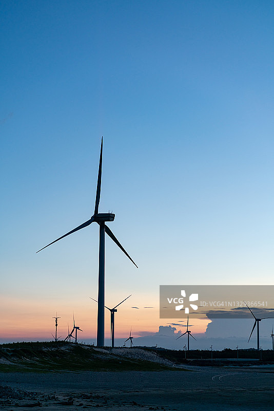 日落时的风力发电厂图片素材