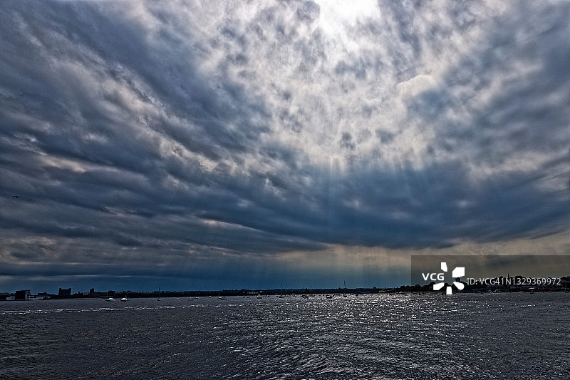 波士顿多切斯特老港的猛烈风暴云图片素材