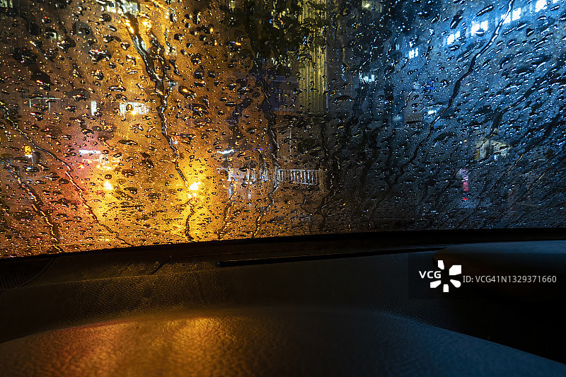 雨中车窗外灯光形成的冷暖色调图片素材