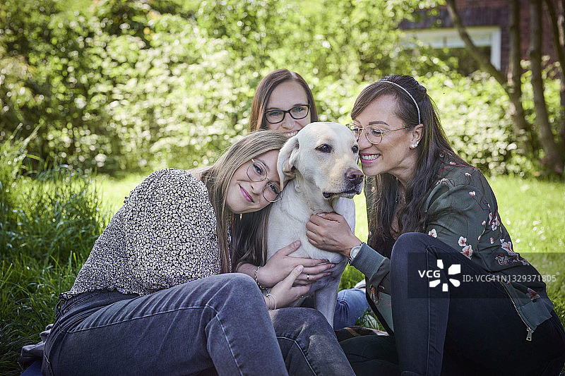 三姐妹和她们的狗图片素材