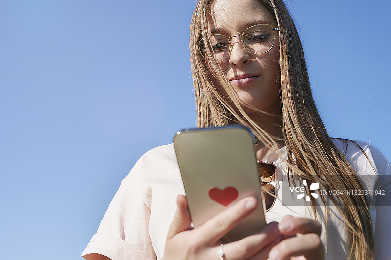 手持智能手机的年轻女人图片素材