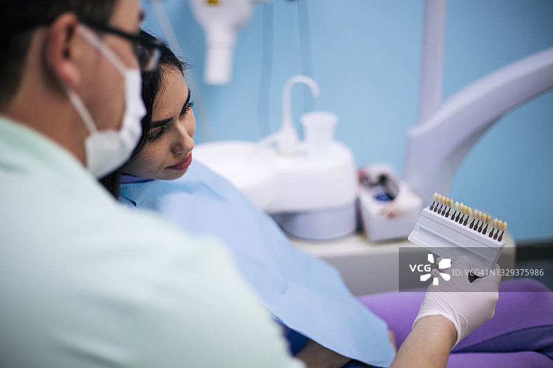 在牙医诊所的女人图片素材