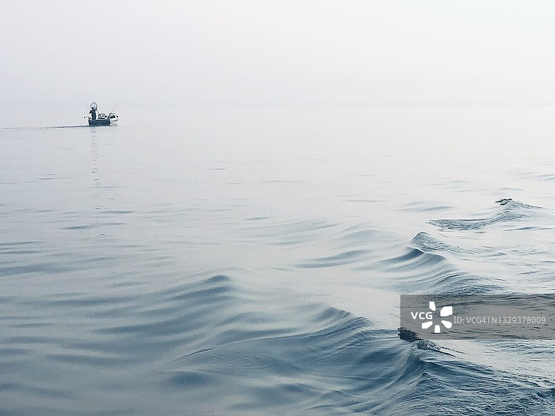 苏必利尔湖渔民与海浪图片素材