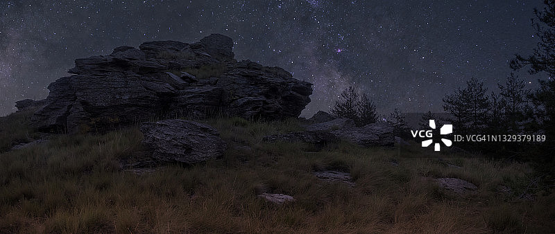 长时间曝光的星河夜景图片素材