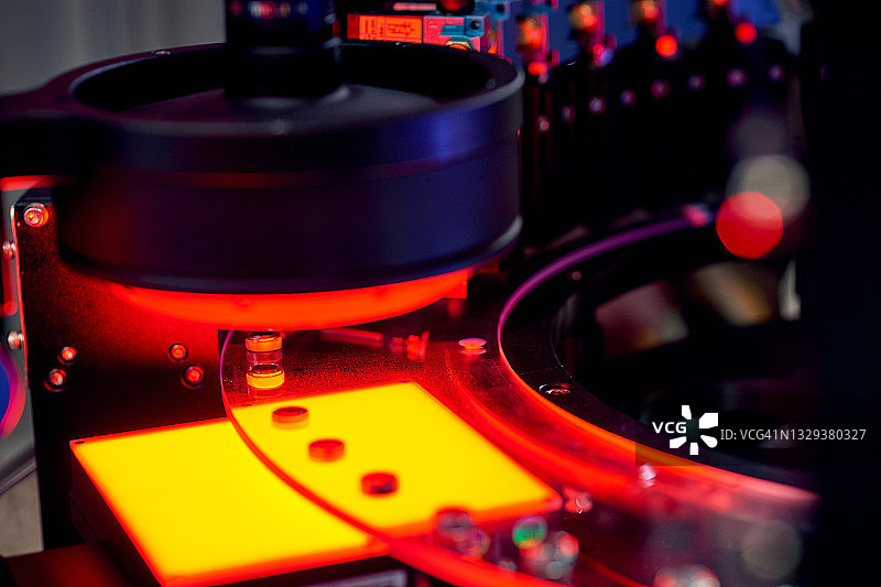 红外光下的传感器扫描备件图片素材