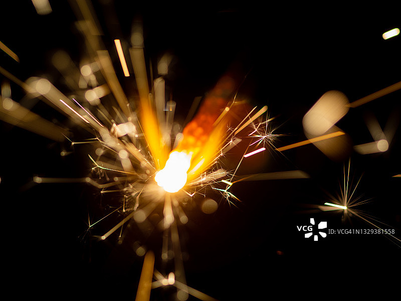 黑色背景上的火焰烟花棒图片素材