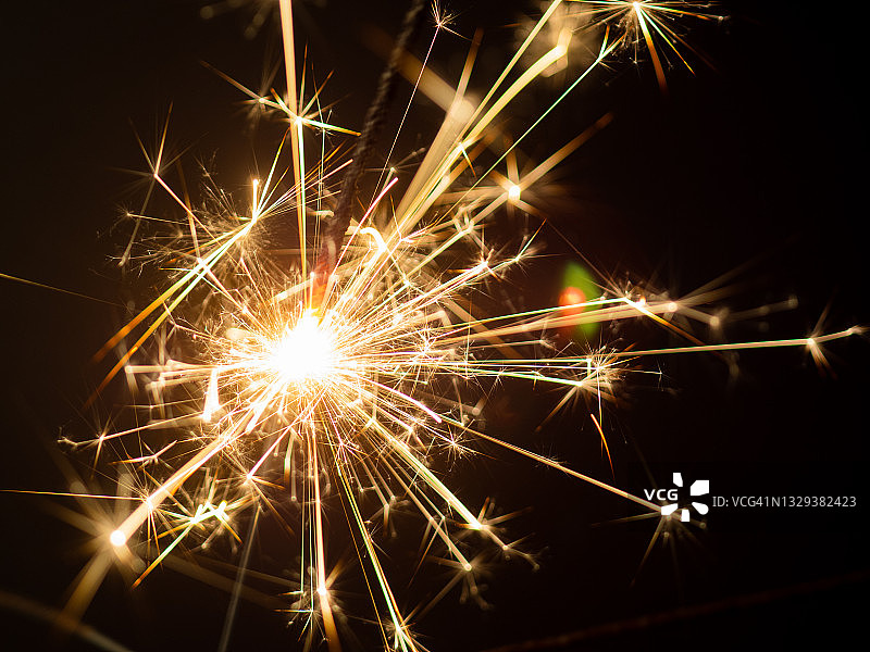 黑色背景上的火焰烟花棒图片素材