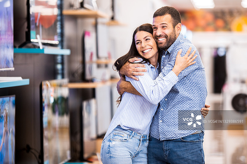 情侣为新家购物图片素材