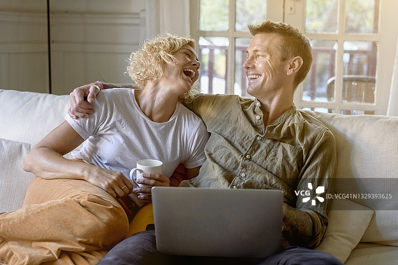 快乐情侣在线预订假期图片素材