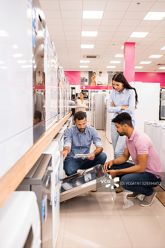 情侣接受销售员的帮助图片素材