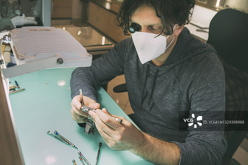 制表师在工作室进行维修图片素材