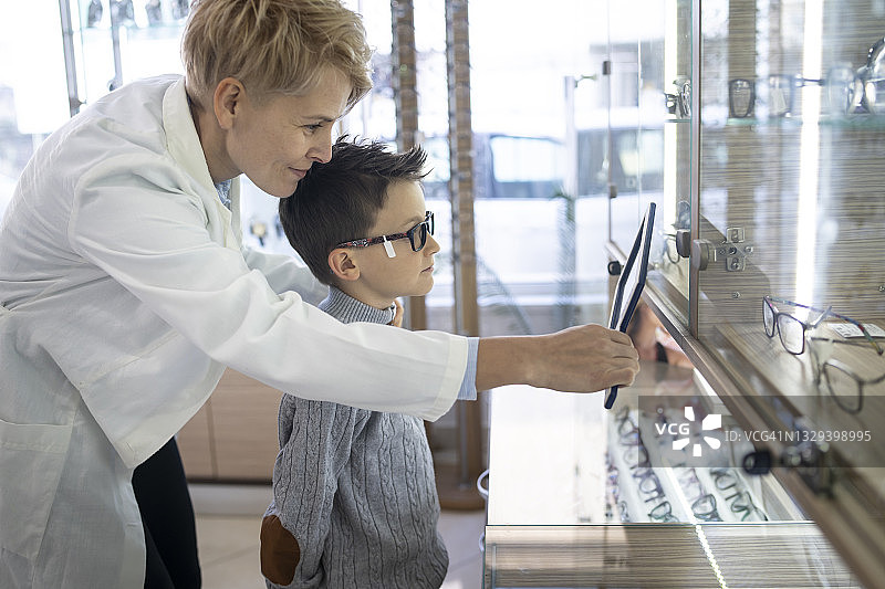 试戴新眼镜的男孩图片素材