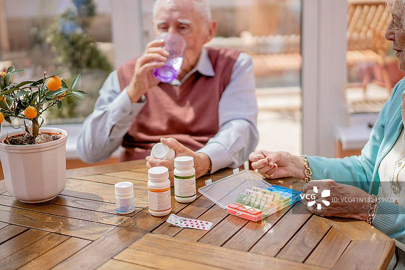 每日服用药物图片素材