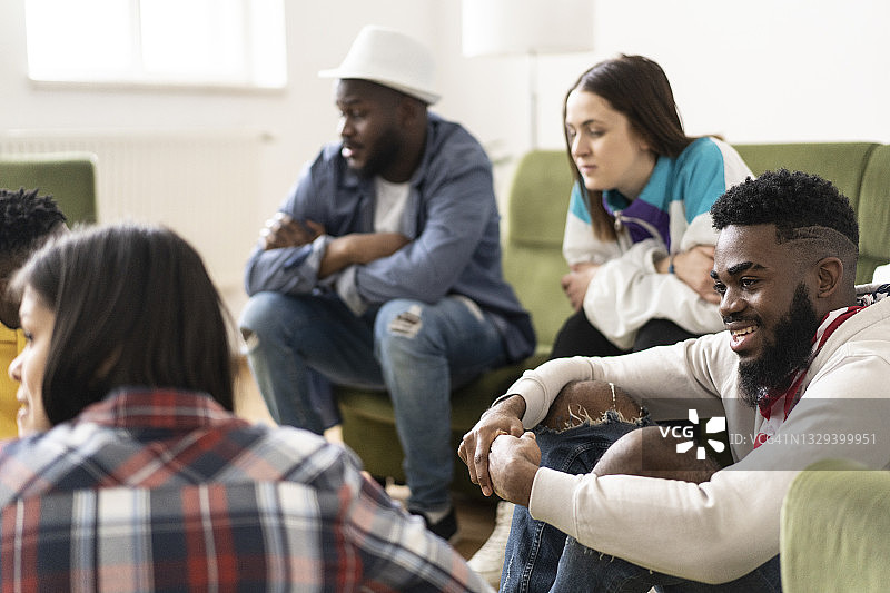 朋友们坐在一起图片素材