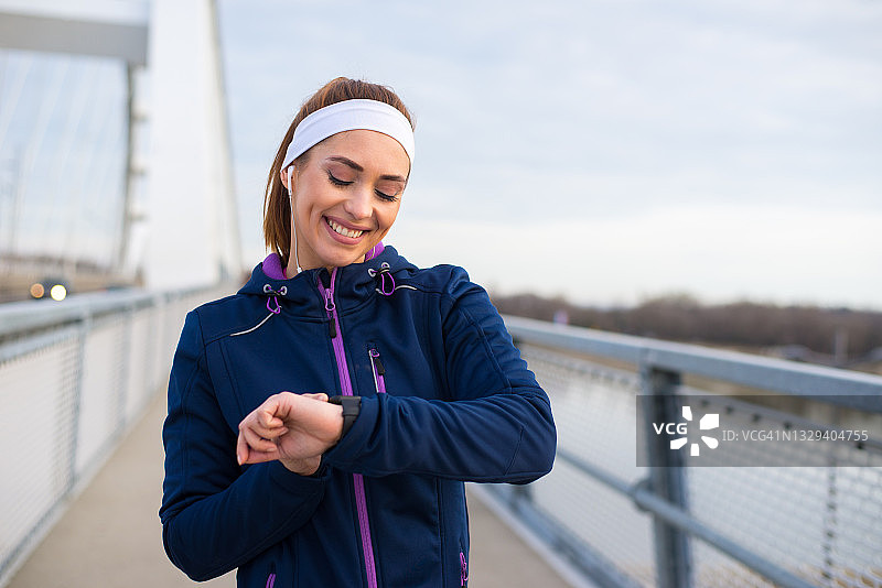 在桥上锻炼的女人图片素材