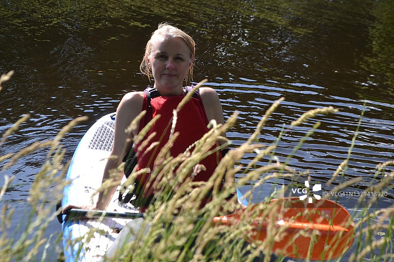 在爱尔兰，女子在独木舟上享受河上时光图片素材