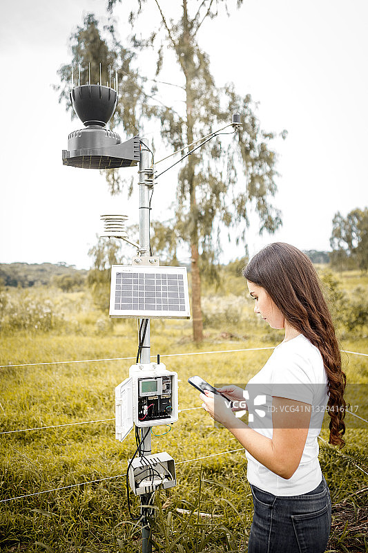 女人检查气象站图片素材