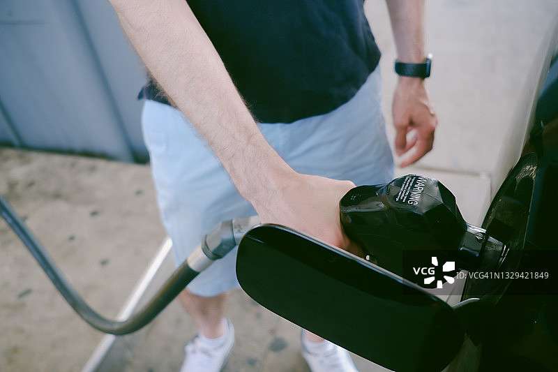 男人给汽车加油图片素材