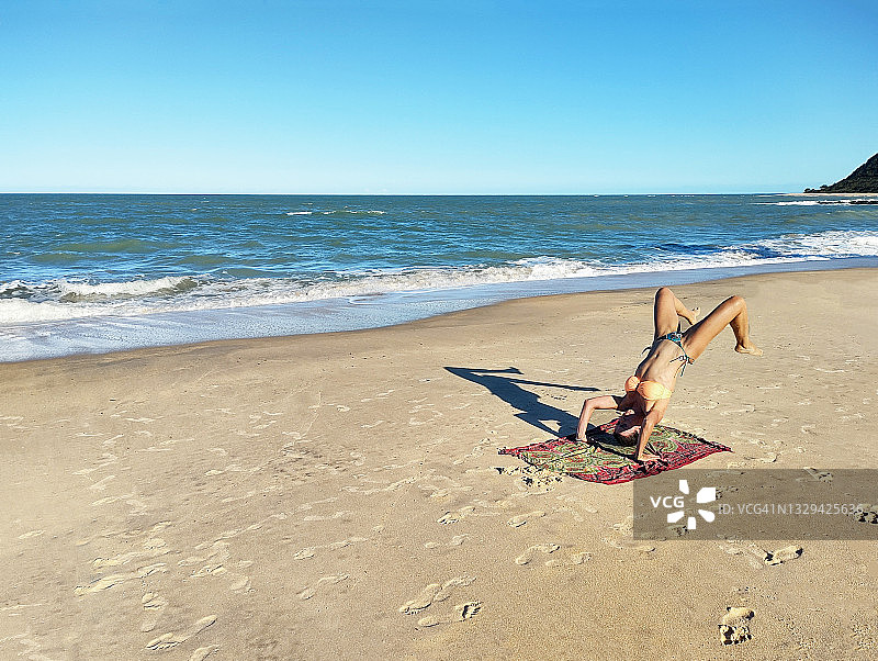 海滩倒立失败图片素材