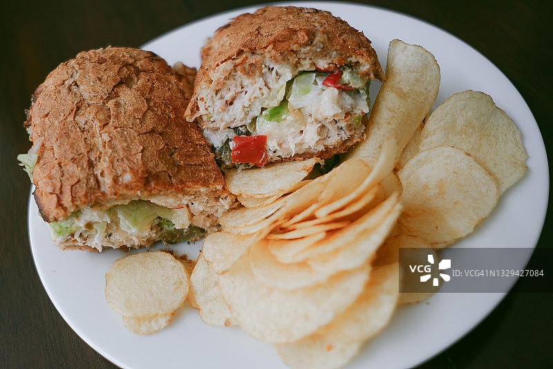 烤金枪鱼沙拉三明治和薯片图片素材