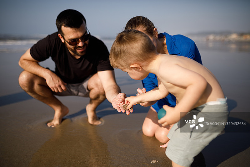 儿童拿着父亲给的贝壳图片素材