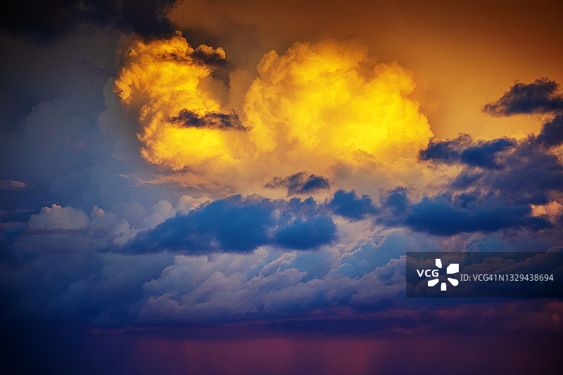 日落时分的橙色与蓝色风暴云图片素材