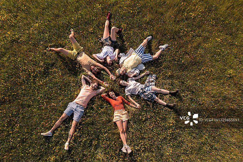 朋友们在草地上放松的俯视图图片素材