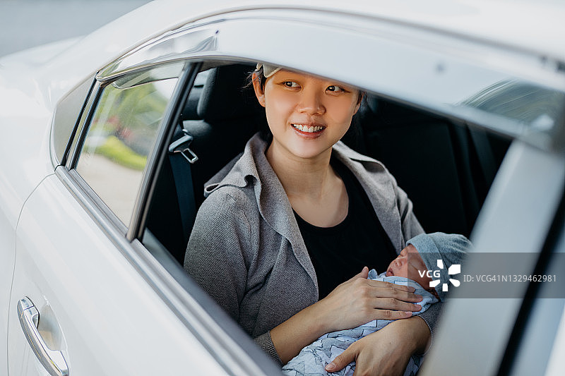 坐在车里的母亲和新生儿图片素材