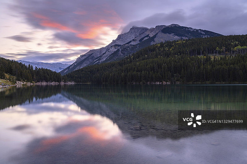 加拿大阿尔伯塔省班夫国家公园双杰克湖的清晨美景图片素材