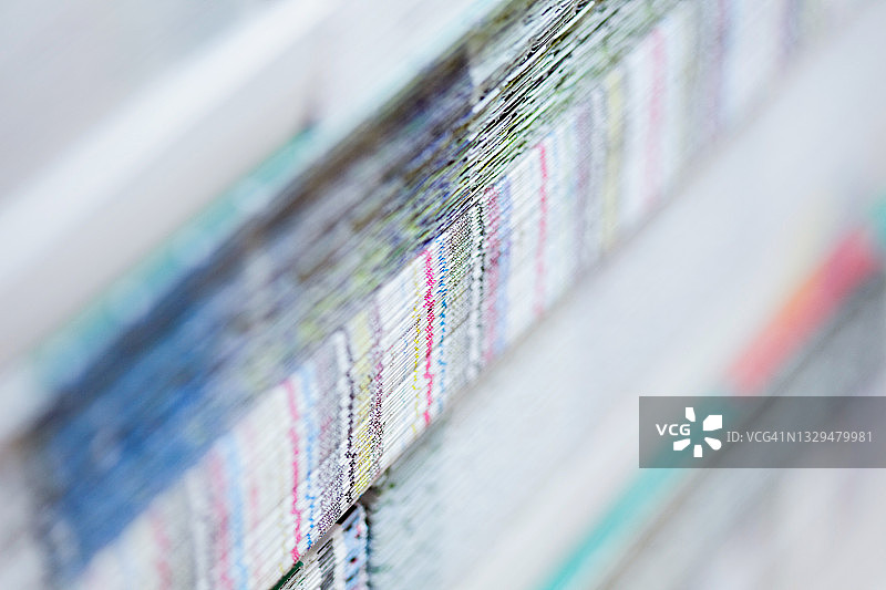 印刷机纸堆（选择性聚焦，含噪点和模糊）图片素材