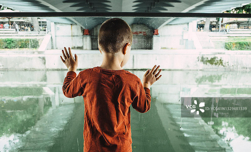 孩子看着河流图片素材